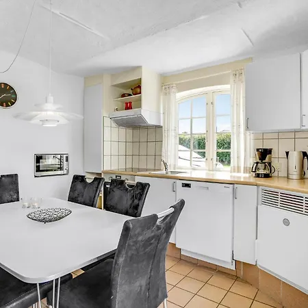 3 Bedroom Cozy In Apartment Hejls